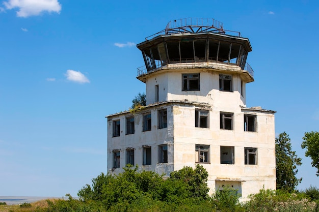 Ancienne tour de contrôle abandonnée à l'ancien aéroport