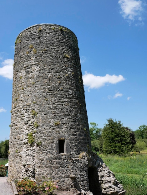 Ancienne tour du château celtique sur fond de ciel bleu Château de Blarney en Irlande forteresse celtique