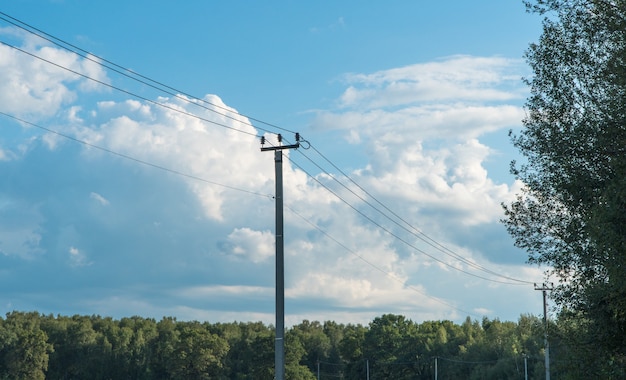 Ancienne tour à haute tension contre le ciel bleu à la campagne