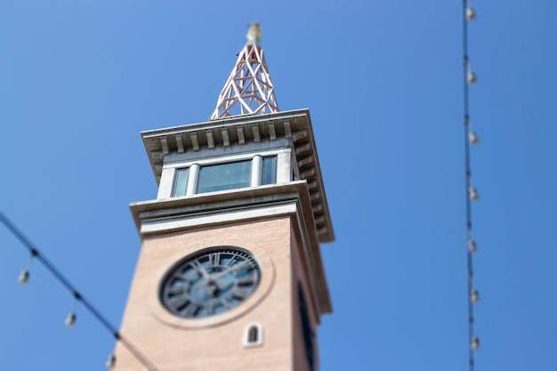 L'ancienne tour de l'horloge dans un centre commercial