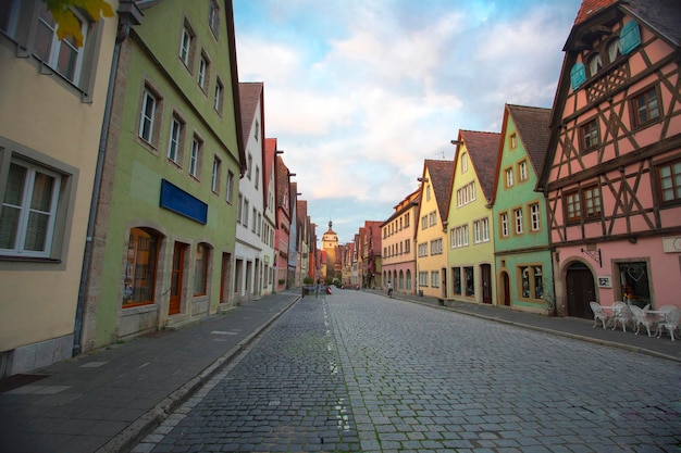 L'ancienne tour de l'horloge dans les rues de la ville de conte de fées de Rothenburg, Allemagne