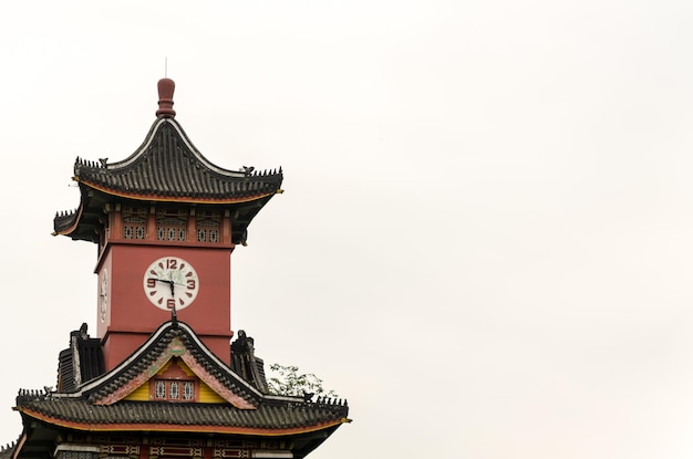 L'ancienne tour de l'horloge dans la tour de Chine de style chinois
