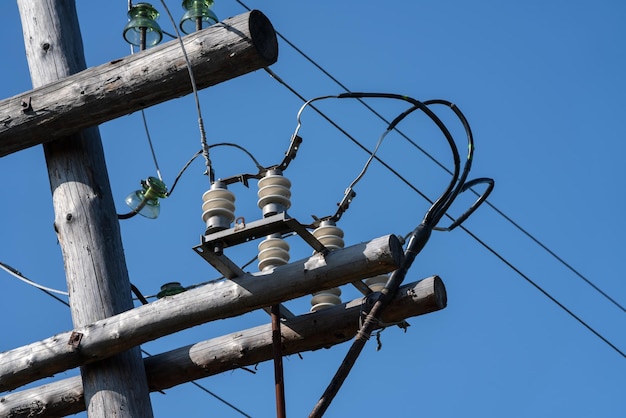 Ancienne tour de transmission électrique haute tension en bois