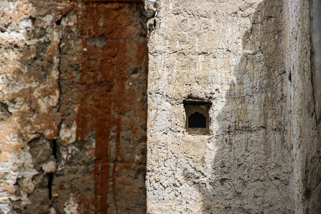 Ancienne et traditionnelle maison blanche avec décor tibétain Windows et porte à Lo Manthang Mustang Népal