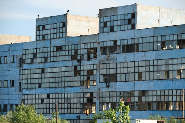 Ancienne usine industrielle de construction en ruine abandonnée