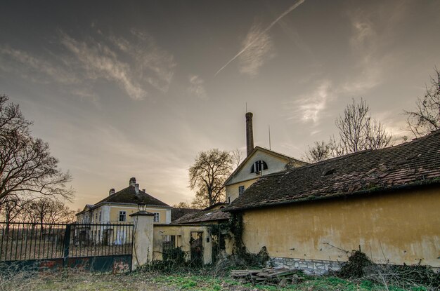 Ancienne usine avec portail