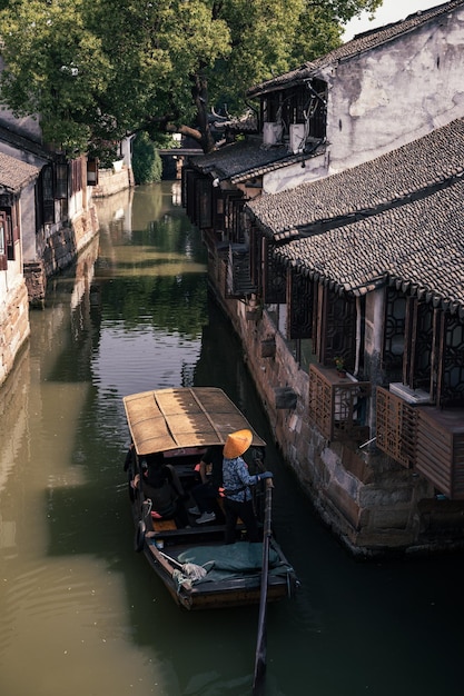 Ancienne ville chinoise avec des bateaux fluviaux et des bâtiments historiques