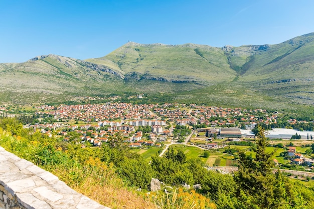 Une ancienne ville est située dans la plaine le long de la rivière