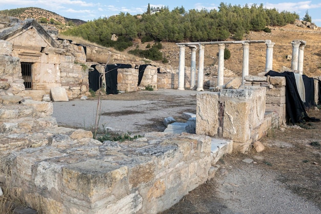 L'ancienne ville grecque Hierapolis est une attraction touristique près de Pamukkale dans la province de Denizli dans le sud-ouest de la Turquie