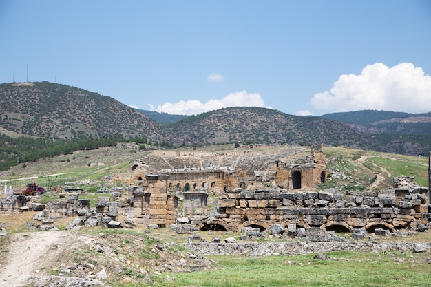 Ancienne Ville De Hiérapolis, Pamukkale, Turquie. La Beauté Fascinante Et Magnifique Des Sites Historiques Est Ici. Hiérapolis De Phrygie, Denizli, Turquie