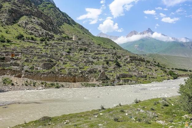 L'ancienne ville de Kunlum dans la gorge de la rivière Cherek à proximité du Caucase Ushtulu juin 2021