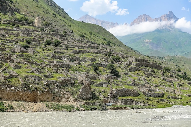 L'ancienne ville de Kunlum dans la gorge de la rivière Cherek à proximité du Caucase Ushtulu juin 2021