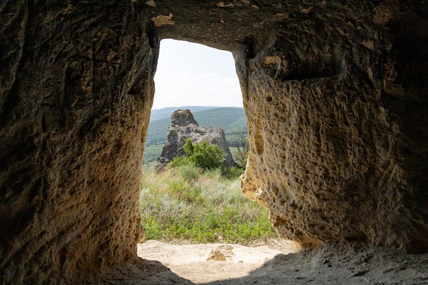 Ancienne ville troglodyte Baqla Vue depuis l'intérieur de la grotte