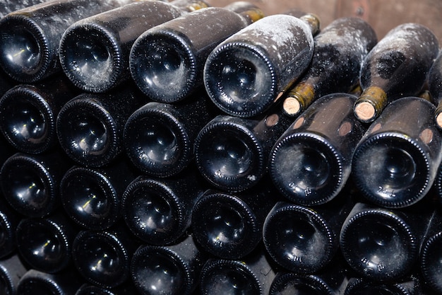 anciennes bouteilles de vin dans l'ancienne cave à vin