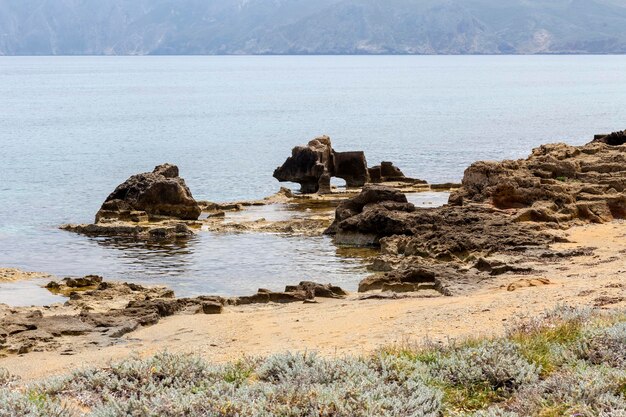 Anciennes carrières de l'époque romaine de l'île de Skyros Grèce avec pierre et calcaire porolithes