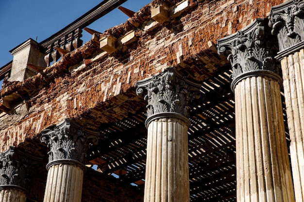 Anciennes colonnes d'un vieux bâtiment en ruine