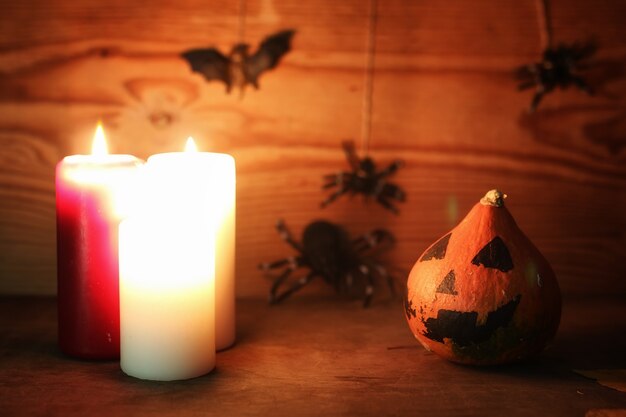 Photo anciennes décorations de table pour halloween bougies tête de citrouille sculptées