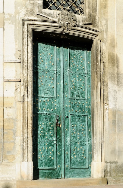 Anciennes doubles portes vertes avec ornements dorés