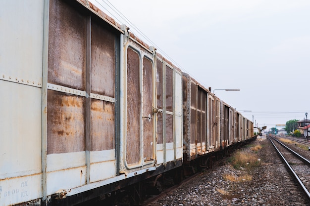 Anciennes épaves de train laissées en attente de réparations