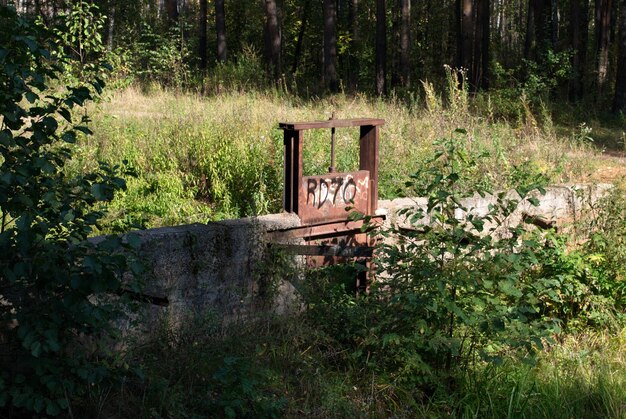 Anciennes installations d'irrigation sur une petite rivière