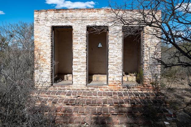 Photo les anciennes latrines des salles de bain de l'école