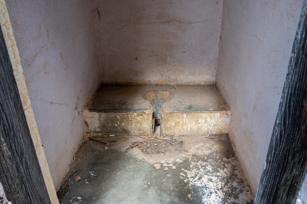 Les anciennes latrines des salles de bain de l'école