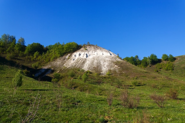 Anciennes montagnes de craie dans le centre de la Russie