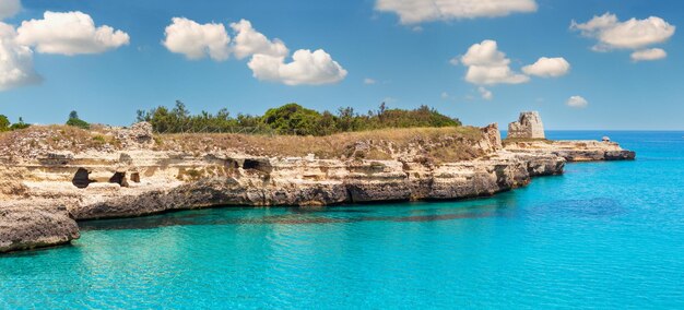 Anciennes petites grottes sur la pittoresque côte de la mer Adriatique zone archéologique de Roca Vecchia Salento Puglia Italie