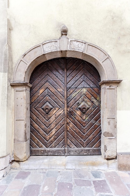 Anciennes portes en bois gravées