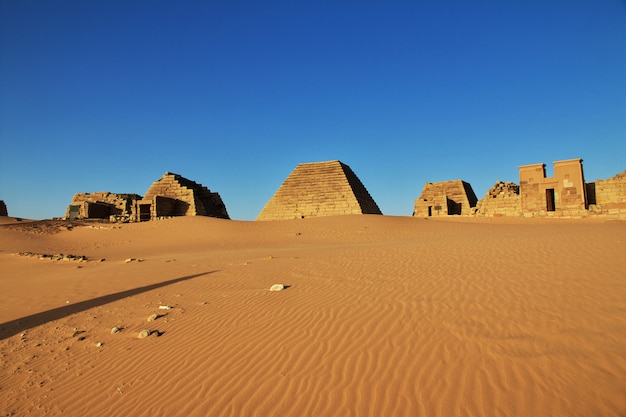 Les anciennes pyramides de Méroé dans le désert du Sahara, au Soudan