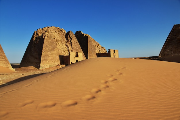 Les anciennes pyramides de Méroé dans le désert du Soudan