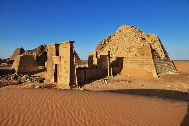 Les anciennes pyramides de Méroé dans le désert du Soudan