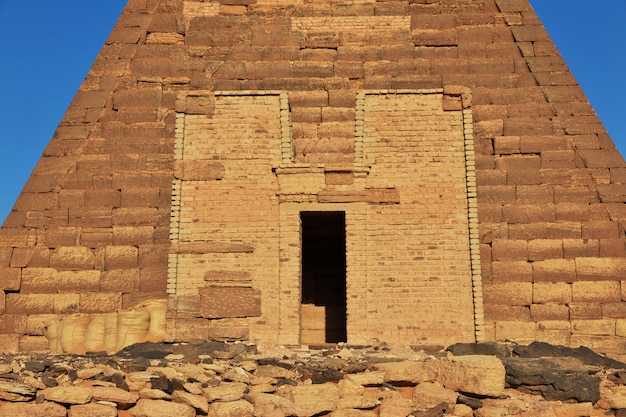 Photo les anciennes pyramides de méroé dans le désert du soudan
