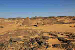 Photo les anciennes pyramides de méroé dans le désert du soudan