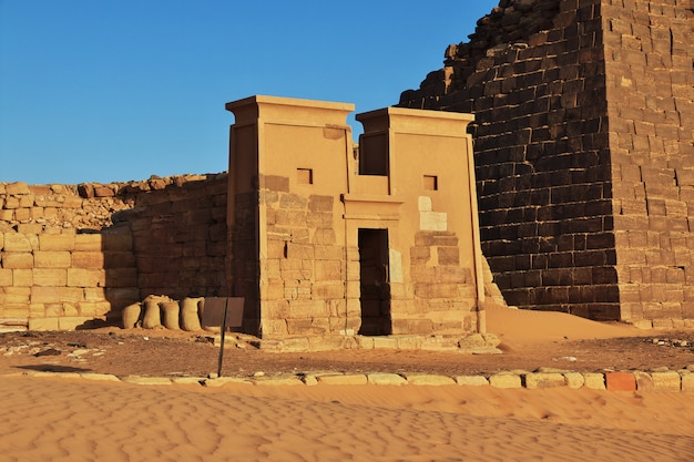 Les anciennes pyramides de Méroé dans le désert du Soudan