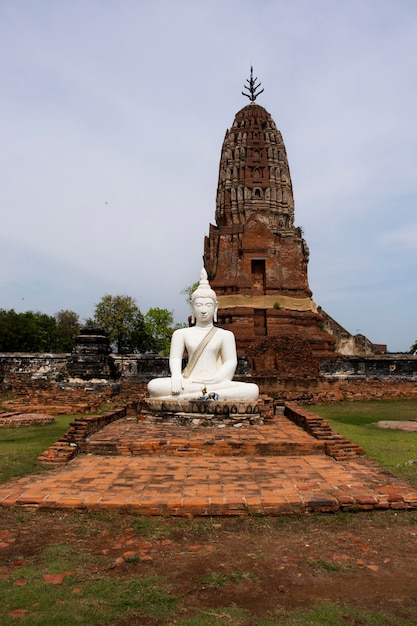 Anciennes ruines de stupa chedi prang du temple Wat Phra Si Rattana Mahathat pour les thaïlandais voyage visite et respect prière bénédiction souhait saint mystère culte bouddha à Suphanburi à Suphan Buri Thaïlande