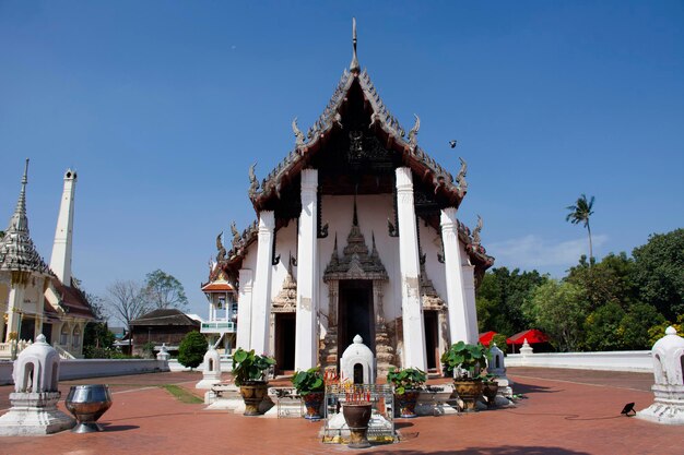 Anciennes salles d'ordination antiques ou bâtiment de l'église ubosot du temple Wat Prasat pour les thaïlandais et les voyageurs étrangers voyagent visiter et respecter prier Bouddha dieu divinité ange à Nonthaburi Thaïlande