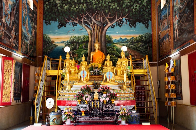 Anciennes statues de bouddha dans le vieux ubosot pour les thaïlandais et les voyageurs étrangers voyagent visiter et respecter prier bénédiction culte sacré dans le temple Wat Lam Phaya le 9 avril 2022 à Nakhon Pathom Thaïlande