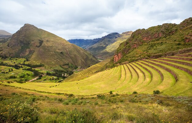 Anciennes terrasses de Pisac des montagnes incas et des Andes. Vallée sacrée. Cusco, Pérou