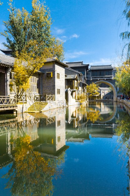 Anciens bâtiments dans la ville, il y a des lacs et des ponts en pierre, en Chine