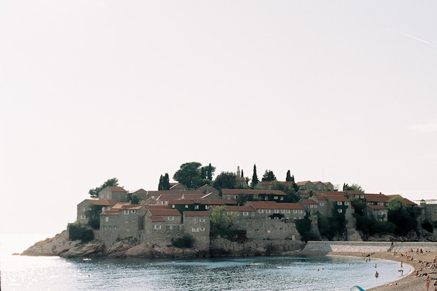 Anciens bâtiments en pierre sur l'île de sveti stefan monténégro