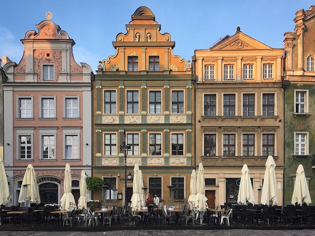 Photo anciens bâtiments sur la place de la ville de poznan, en pologne, juin 2019