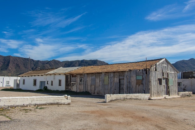 Anciens entrepôts dans les marais salants du parc naturel de Cabo de Gata, province d'Almeria, Andalousie, Espagne