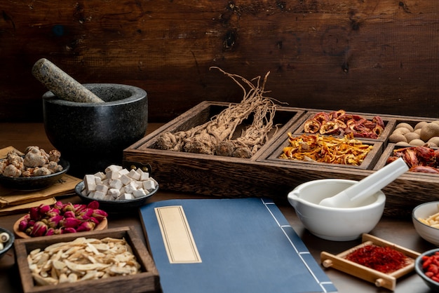 Anciens livres de médecine chinoise et herbes sur la table