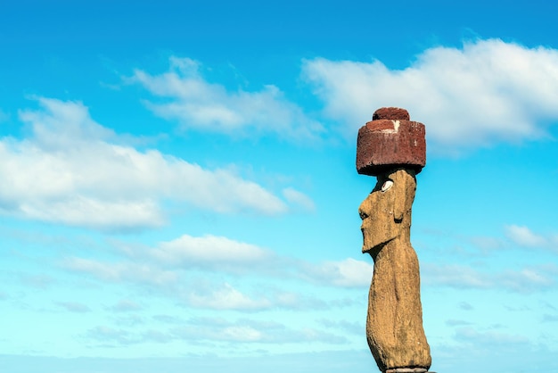 Photo les anciens moai de l'île de pâques, au chili