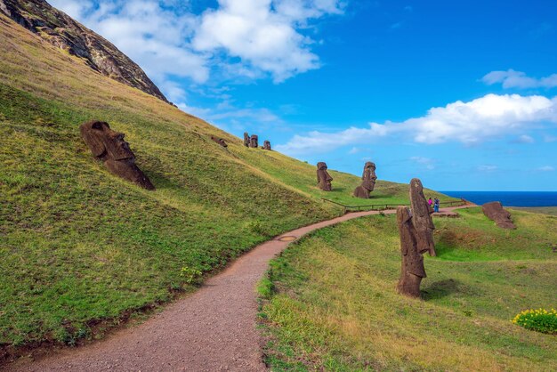 Les anciens moai de l'île de Pâques du Chili