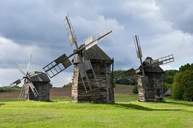 Anciens moulins aux abords du village