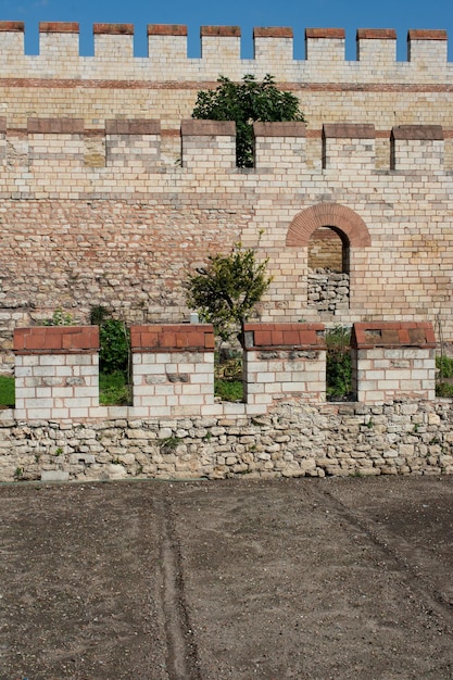 Les anciens murs de la ville de Constantinople à Istanbul, en Turquie