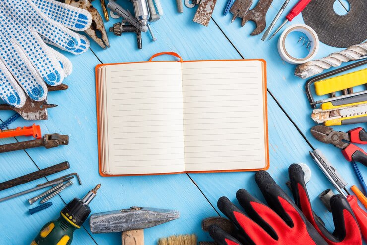 Photo anciens outils sur le bureau avec bloc-notes pour les dessins