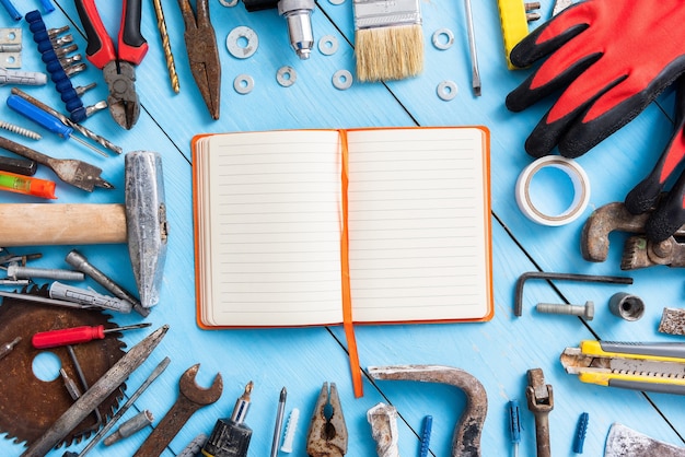 Photo anciens outils sur le bureau avec le bloc-notes.